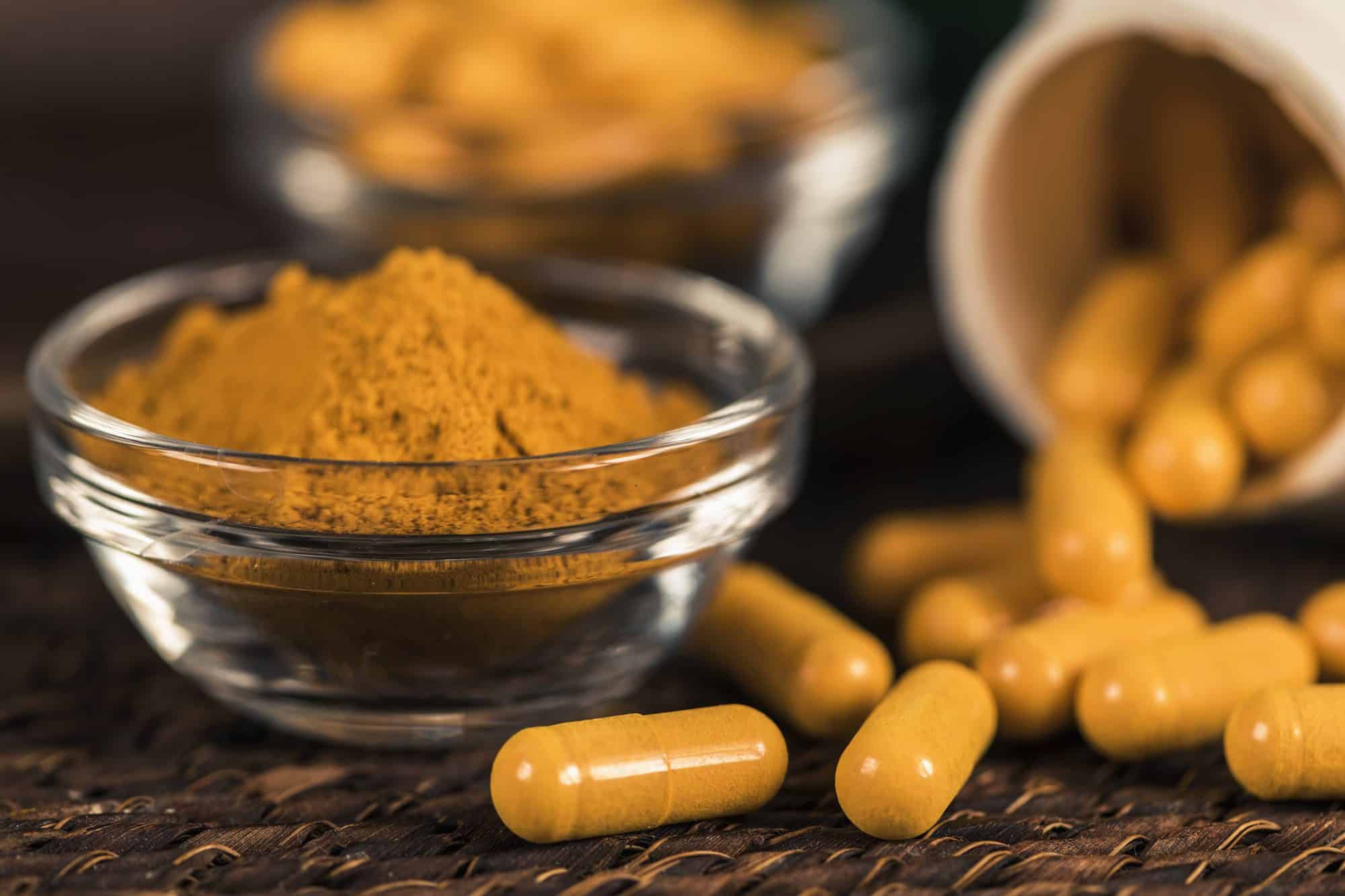 Curcumin Kräuterergänzungs-Kapseln und Kurkuma-Pulver